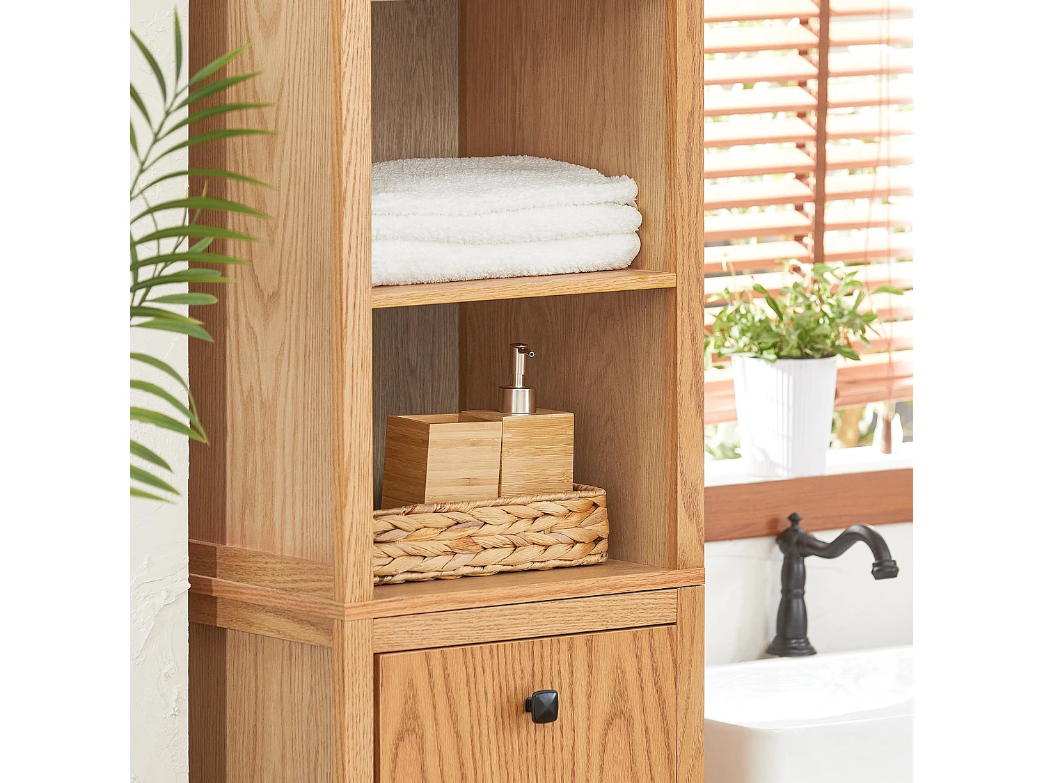 Meuble Colonne de Salle de Bain avec 1 Panier à Linge et 3 Étagères, BZR95-N