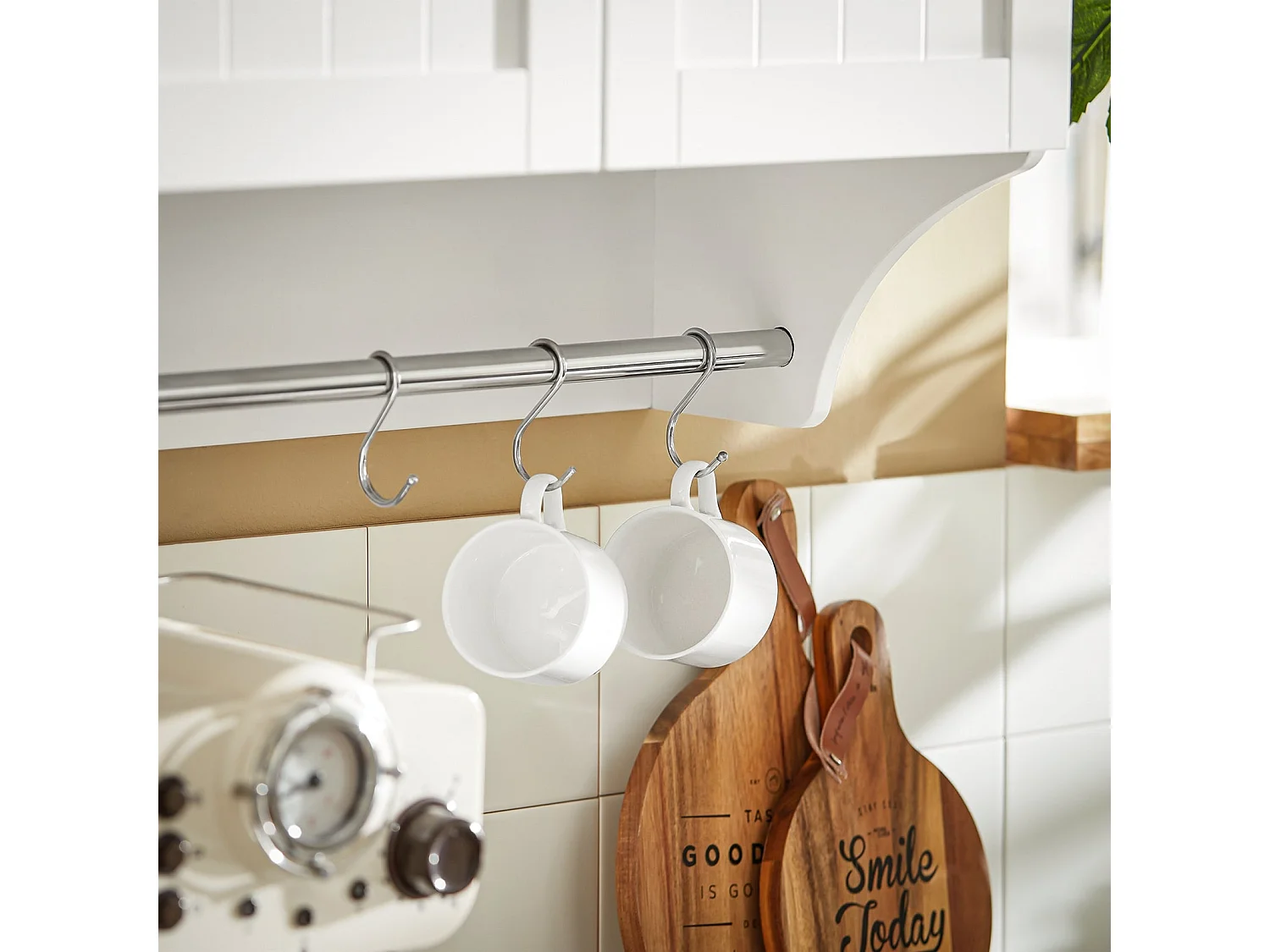 SoBuy BZR84-W Badkamerkast, Wandmontage Hoge Kast, Wandkast, Handdoekenrek Opbergkast met 2 Deuren, met 2 Verstelbare Planken