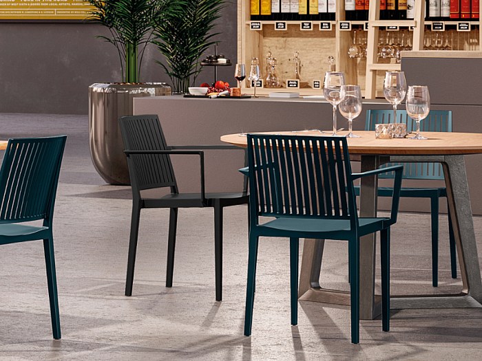 Juego de 2 sillas apilables con brazos polipropileno negro. BAIA