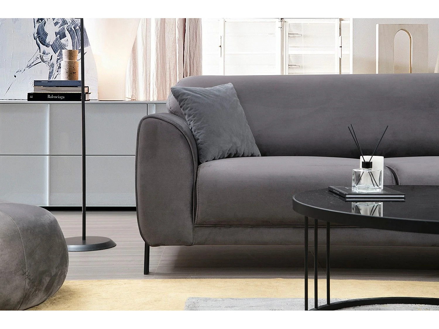 Designer rechterhoekbank in donkergrijs fluweel en zwarte stalen poten Liza