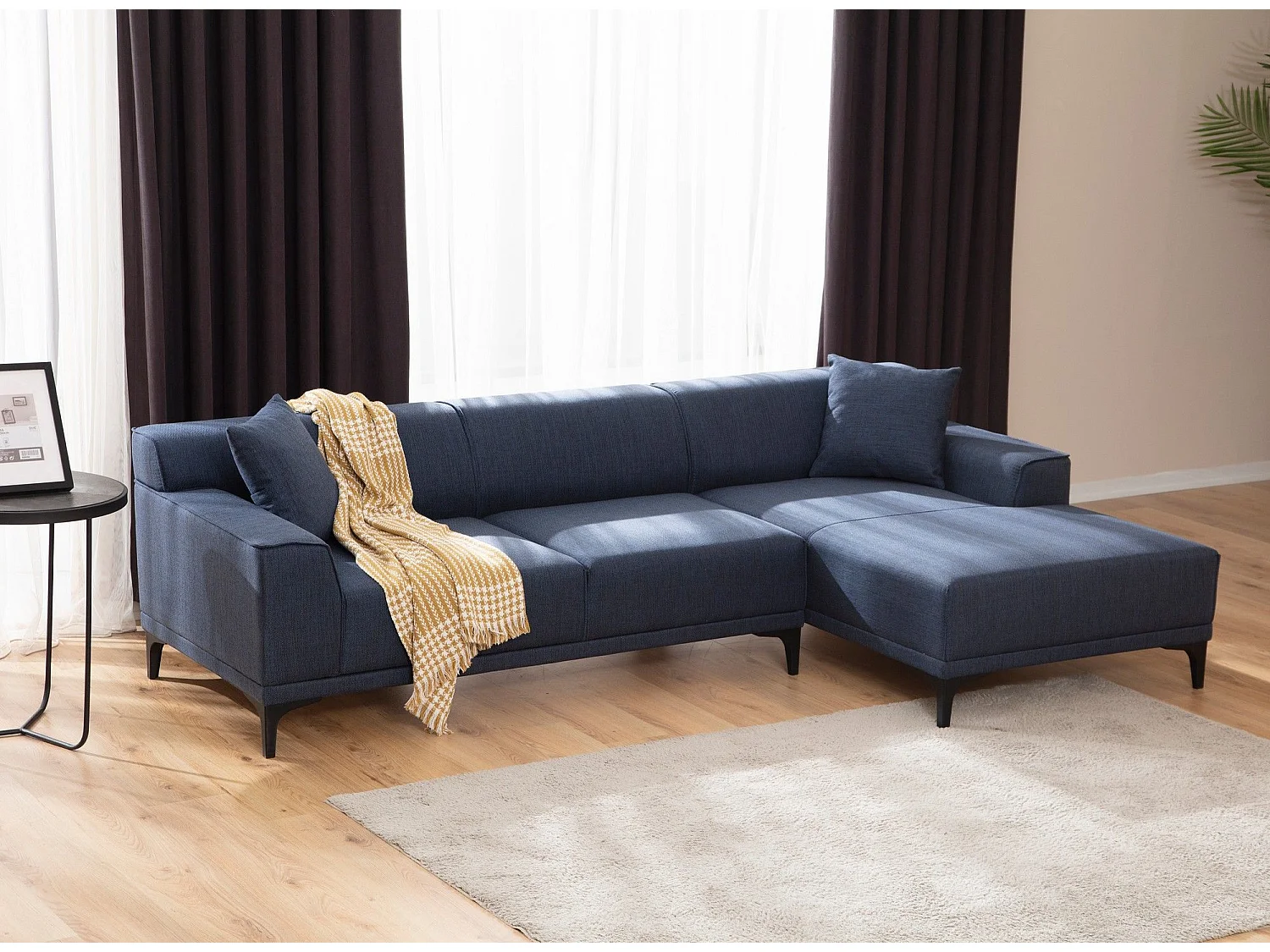 Moderne hoekbank rechts in blauwe stof met 2 kussens Tivano 250 cm