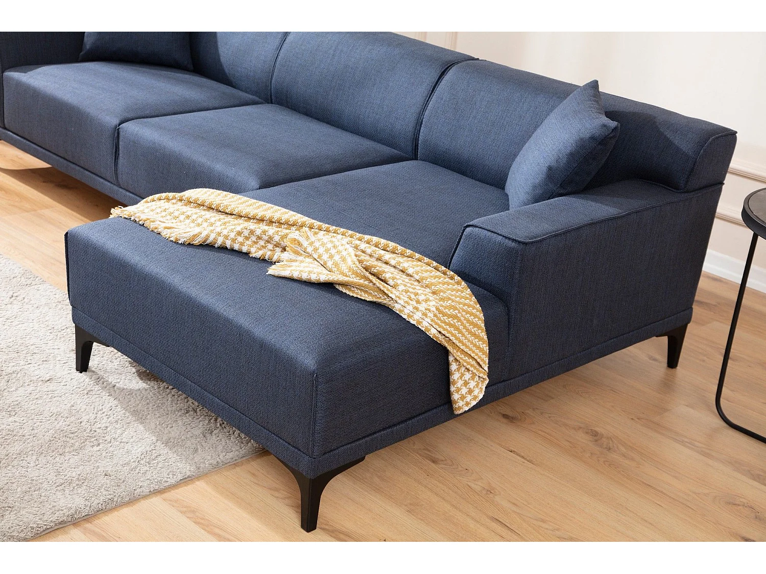 Moderne hoekbank rechts in blauwe stof met 2 kussens Tivano 250 cm