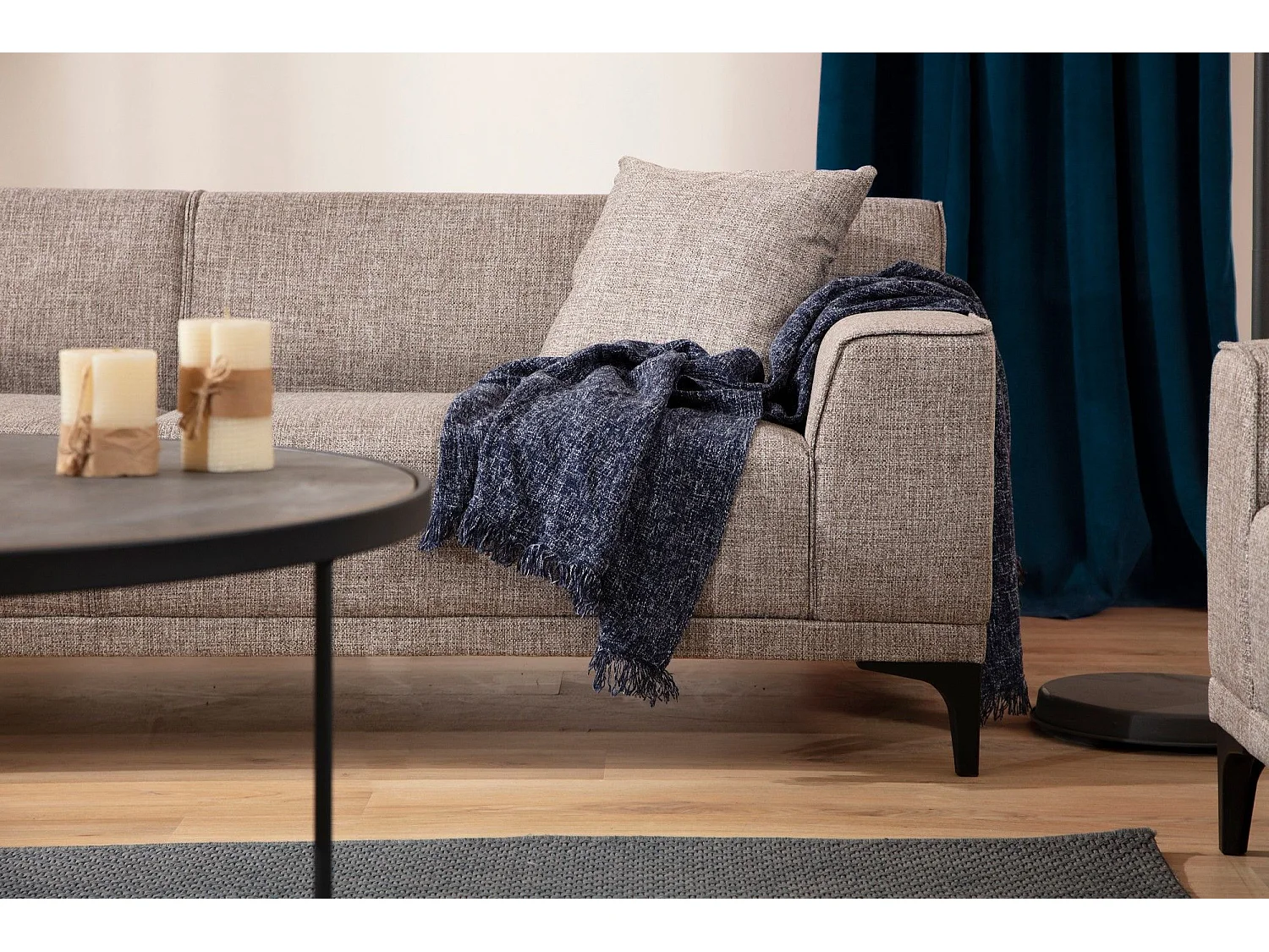 2-zits rechte bank in bruine stof met 2 Tivano kussens 163 cm