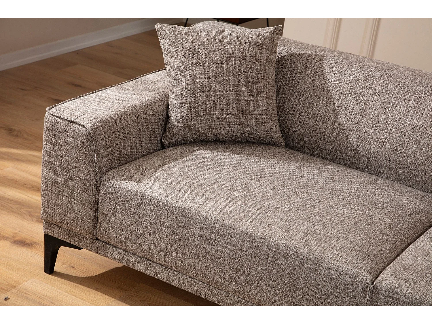 2-zits rechte bank in bruine stof met 2 Tivano kussens 163 cm