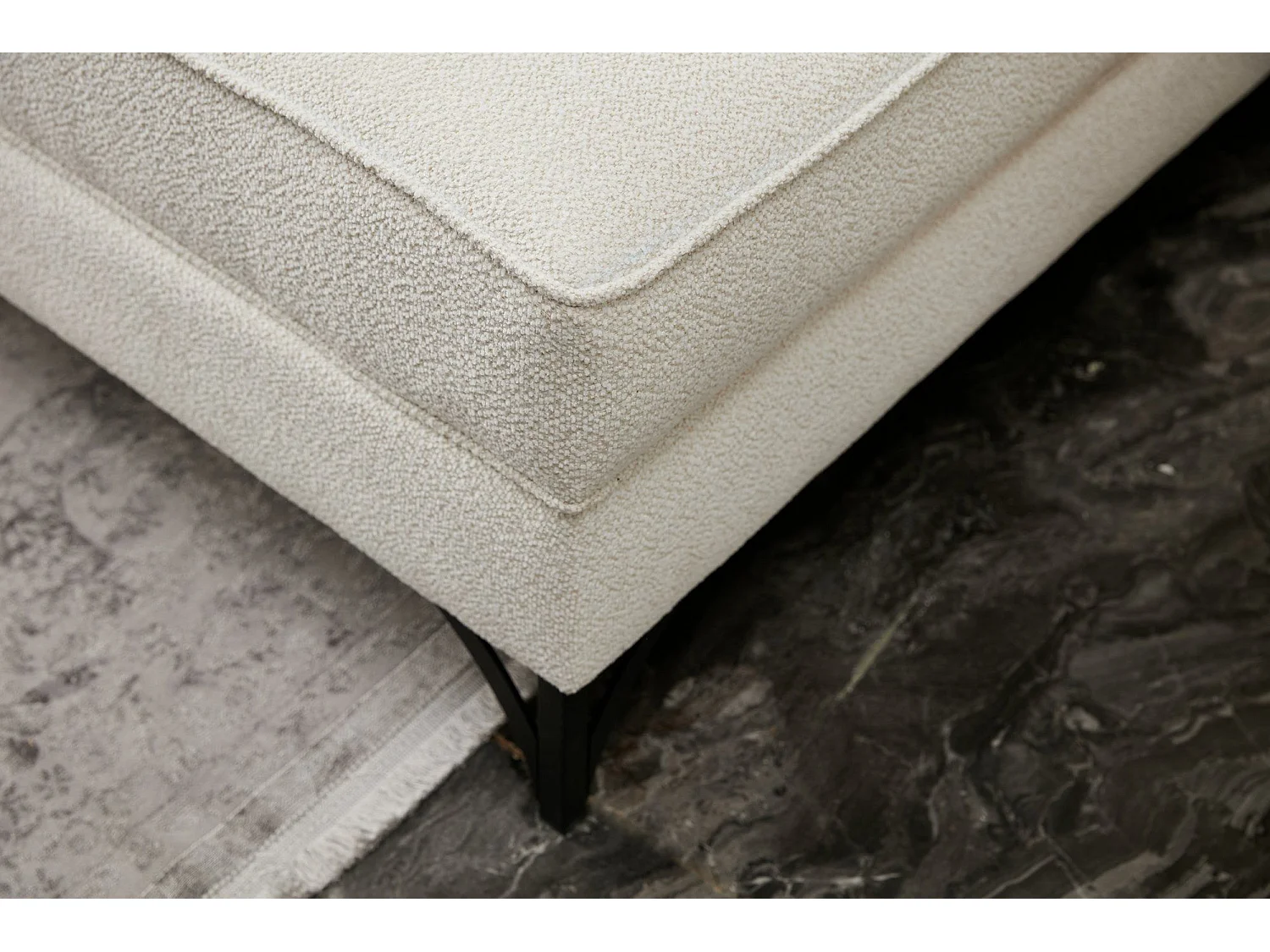 Canapé d'angle moderne Barlino angle à droite Tissu Crème pieds Or