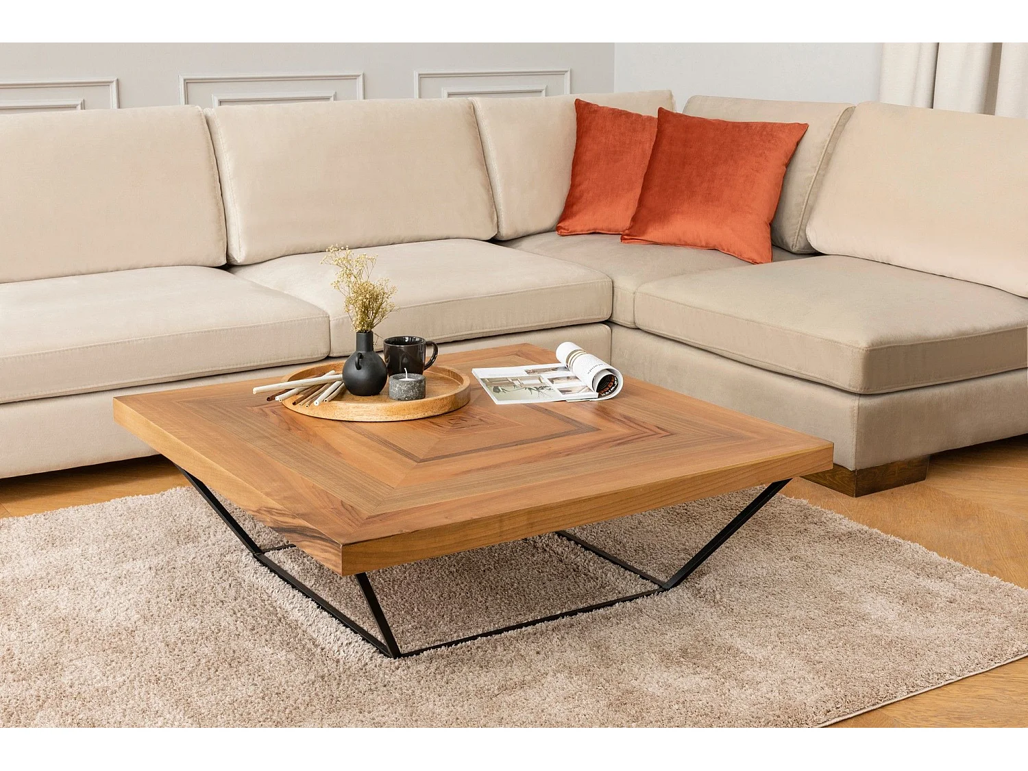 Fluwelen hoekbank met notenhouten blad Bakiza 313 cm-Kleur Licht beige-juiste hoek-Ottomaans zonder poef