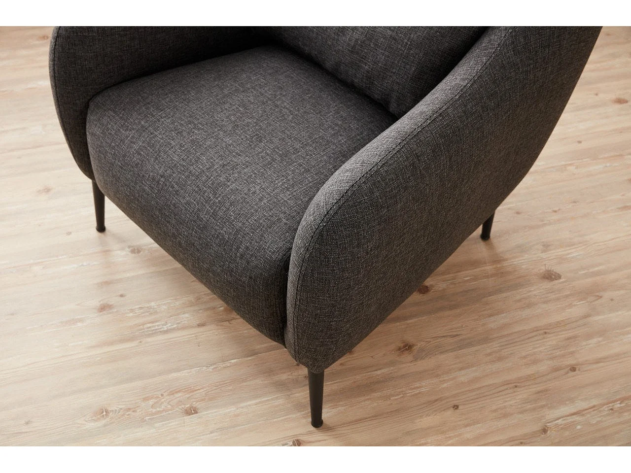 Poltrona moderna de 1 lugar – 77 x 70 x 77 cm – Antracite – Estrutura 100% madeira de faia