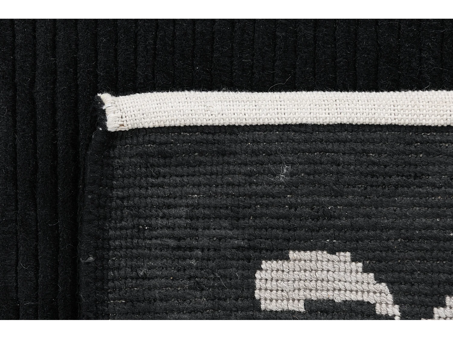Tapis de laine 124x183 noir Darya