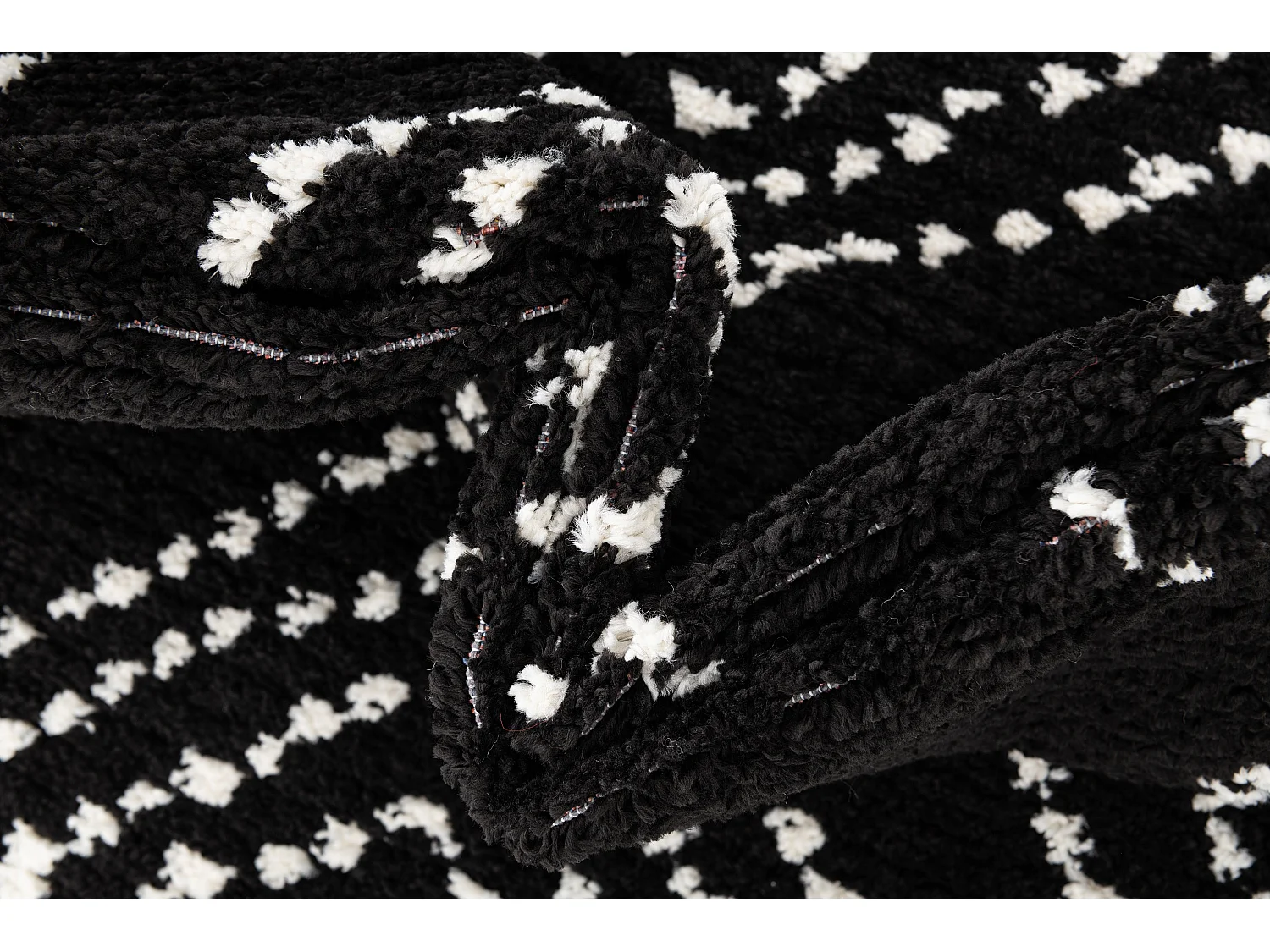 Tapis shaggy 125x185 noir Frauenfeld Vaiana