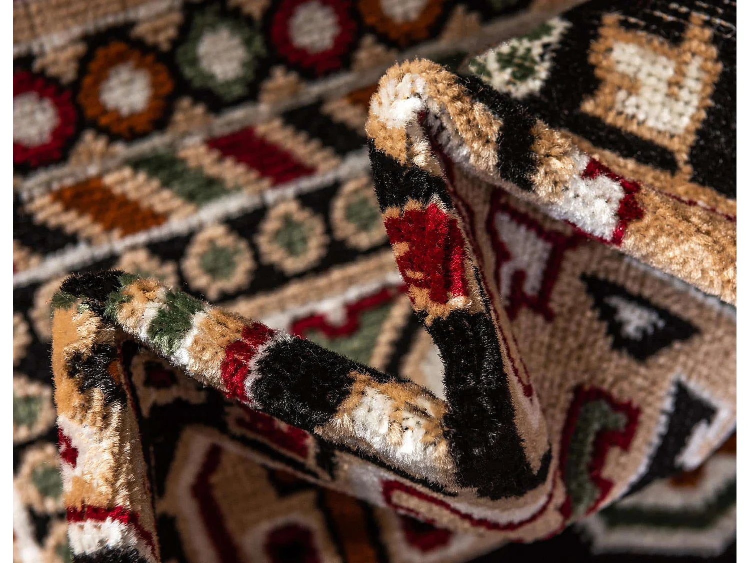 Tapis 119x180 noir Gharajeh