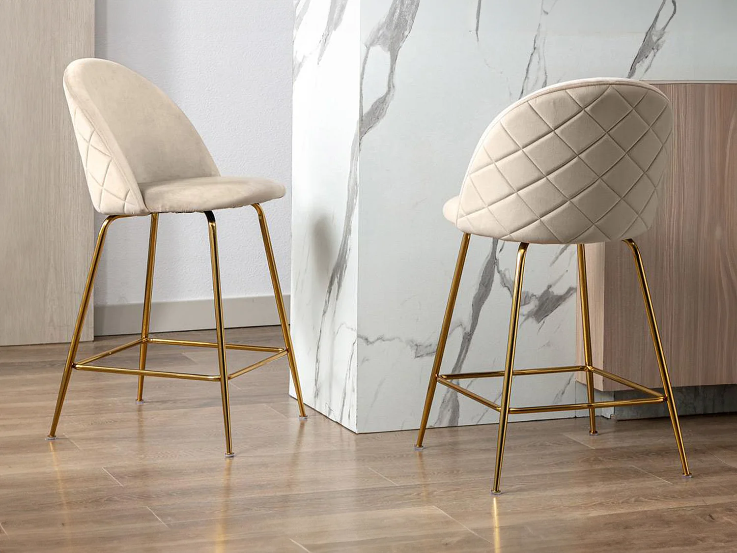 Conjunto de 2 bancos altos em veludo e metal dourado cor bege - MELBOURNE