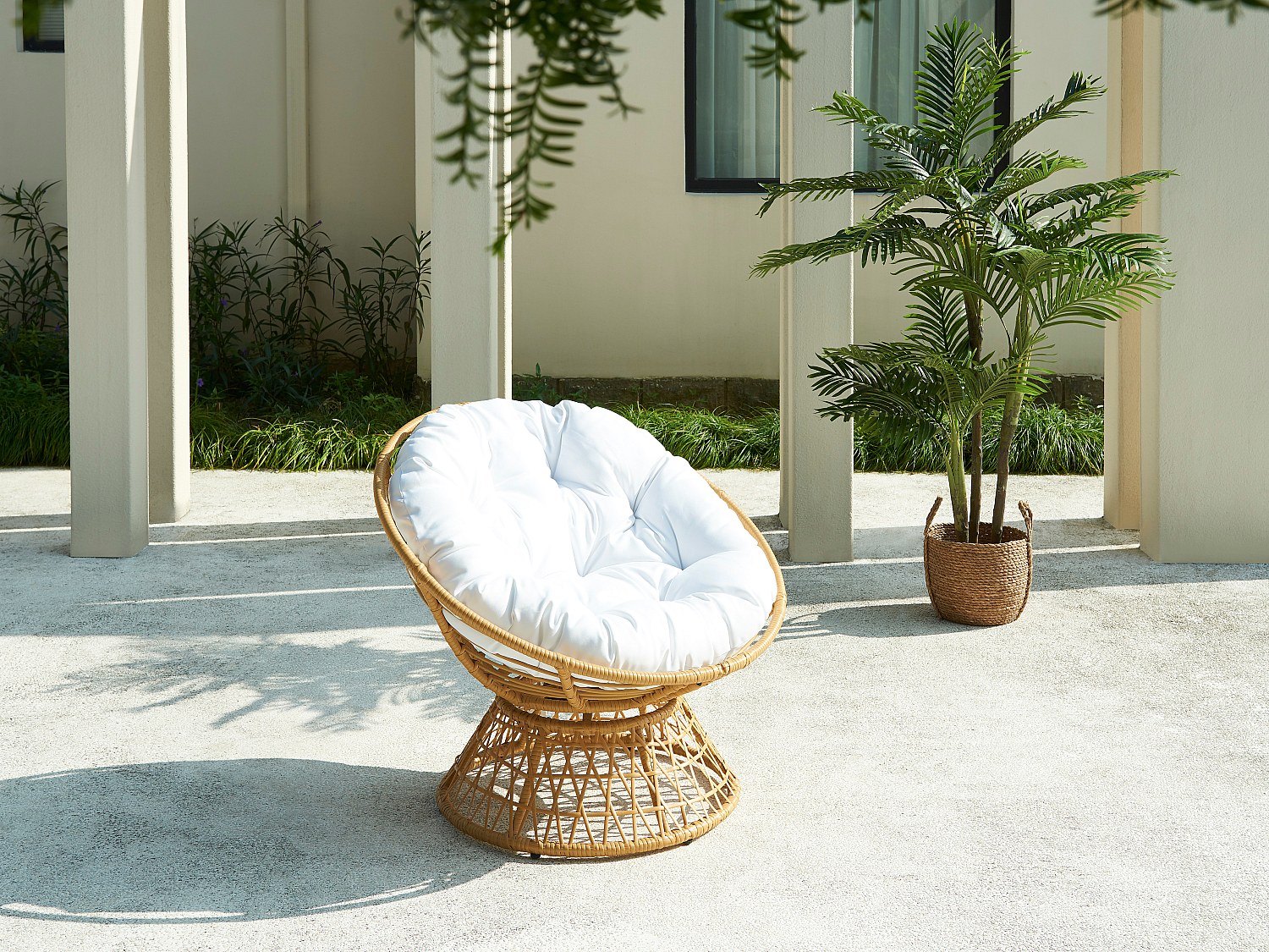 Vente-unique Papasan-Drehsessel - Polyrattan - Holzfarben Hell & Weißes Kissen - Syndra Von Mylia