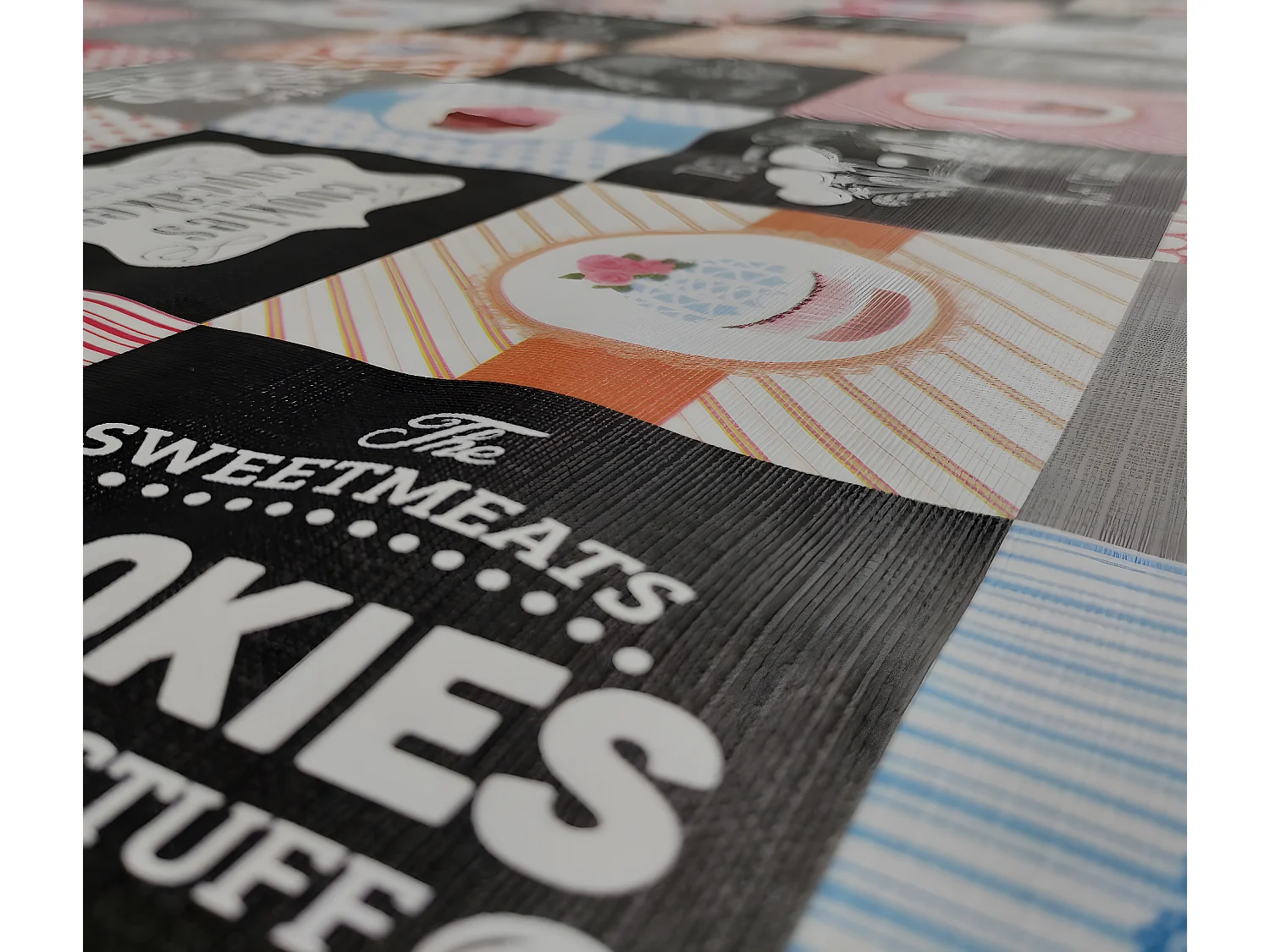 Mantel| Composicion PVC| Base Poliester| Antimanchas| Muffins| Medida 100X140 CM