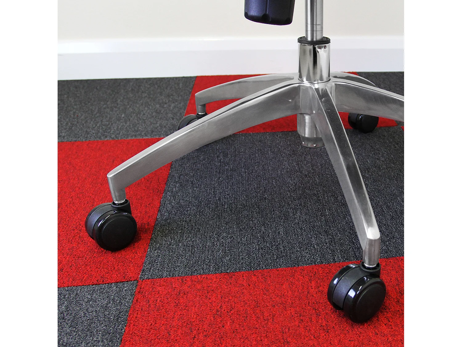 MonsterShop 20 Stück Teppichfliesen Bodenfliesen Teppich Teppichplatten selbstliegend 50 x 50 cm  5 m² in Rot