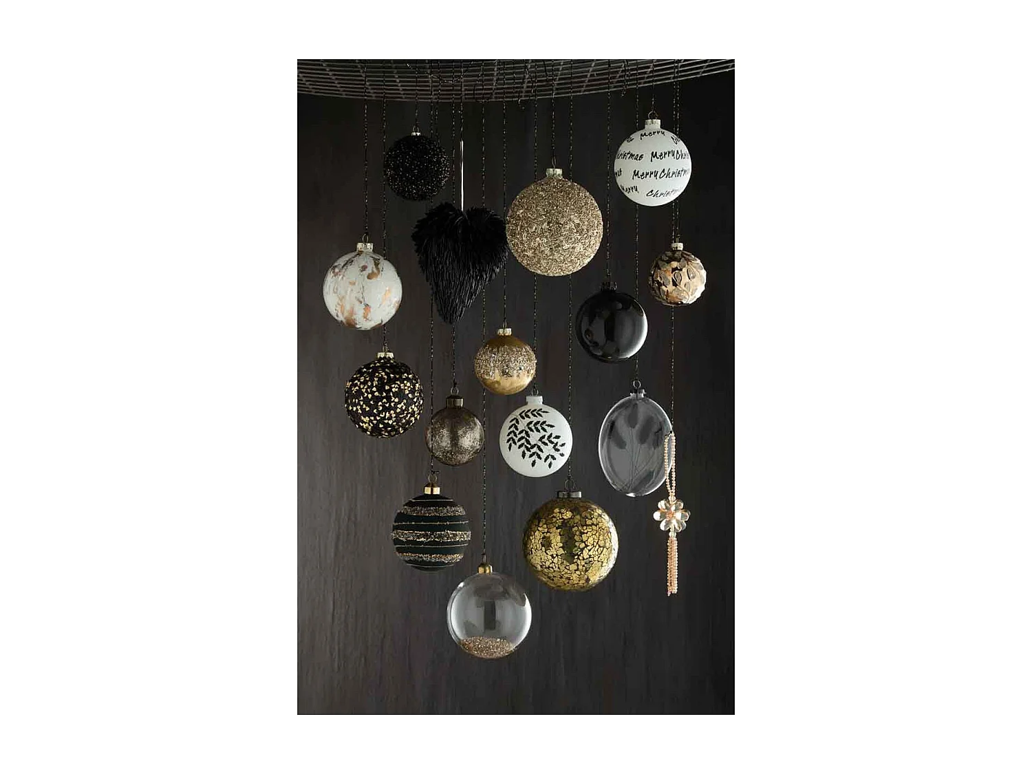 Caja de 4 bolas de Navidad de vidrio negro 11x11x13 cm