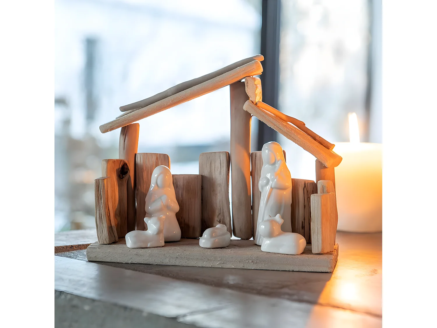 Crèche de Noël "Toit Incliné" 23cm Naturel & Blanc