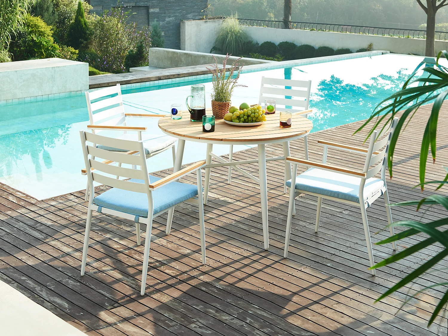 Sala da pranzo giardino Legno e Alluminio: tavolo D.110 e 4 poltrone Bianco e Naturale chiaro - MIAMI di MYLIA