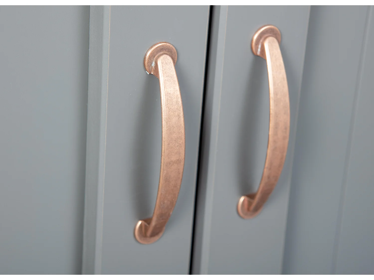 Luzerna dressoir met 3 deuren en 3 laden grijs, bruin.