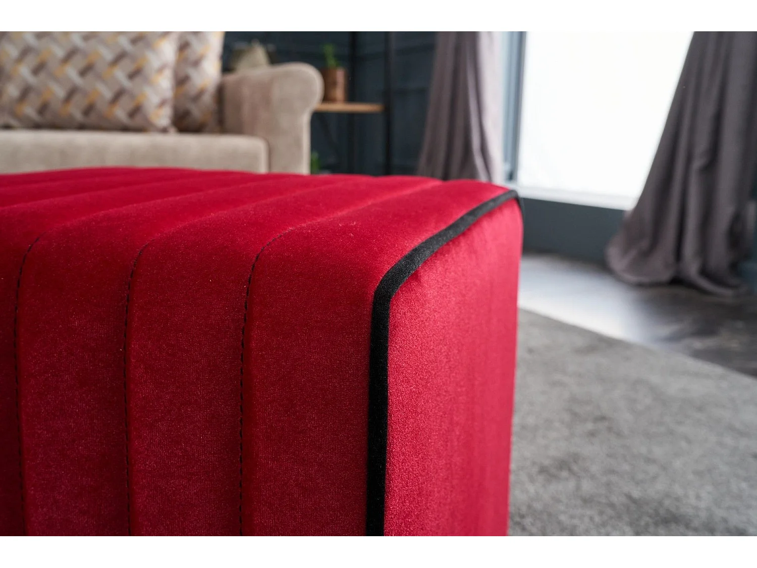 Pouf Sammy 40x40cm Velours Rouge bordure Noir