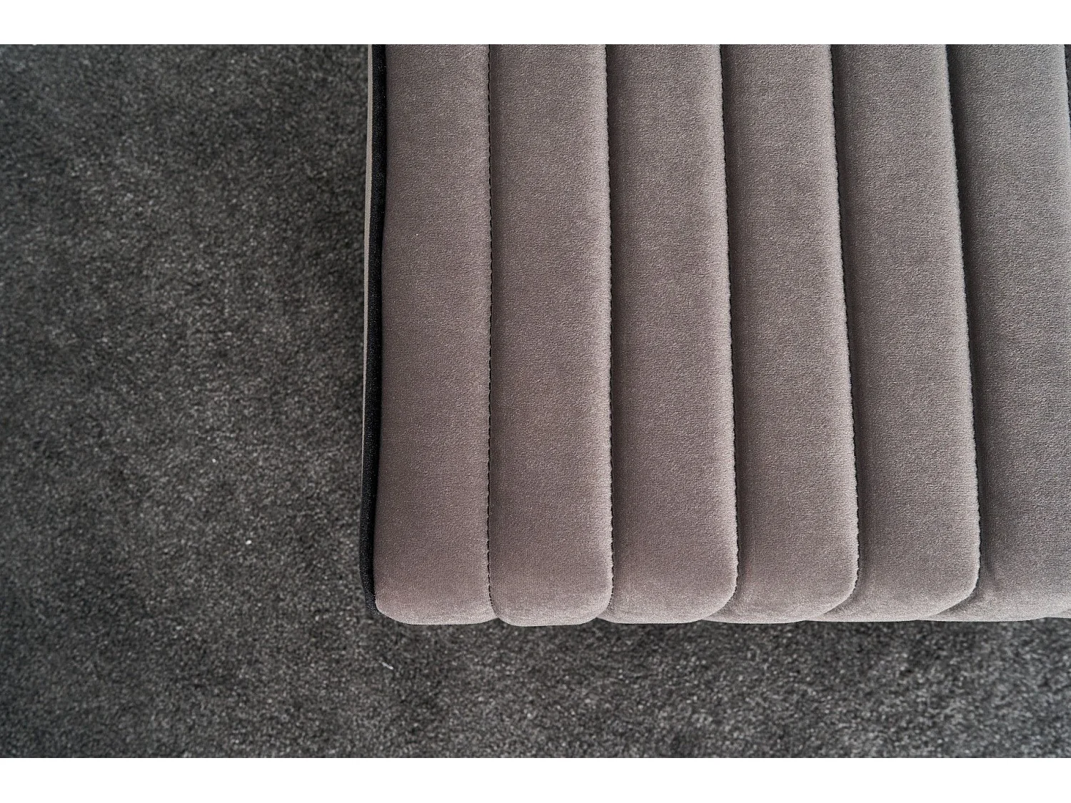 Pouf Sammy 40x40cm Velours Gris bordure Noir