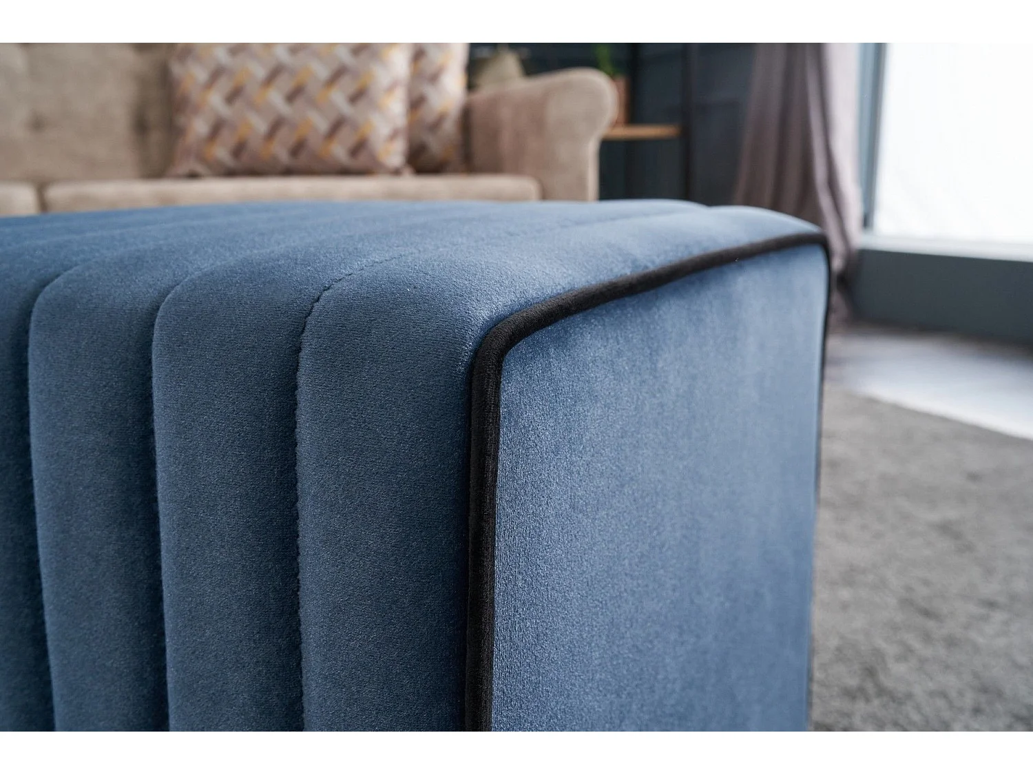 Pouf Sammy 40x40cm Velours Bleu bordure Noir