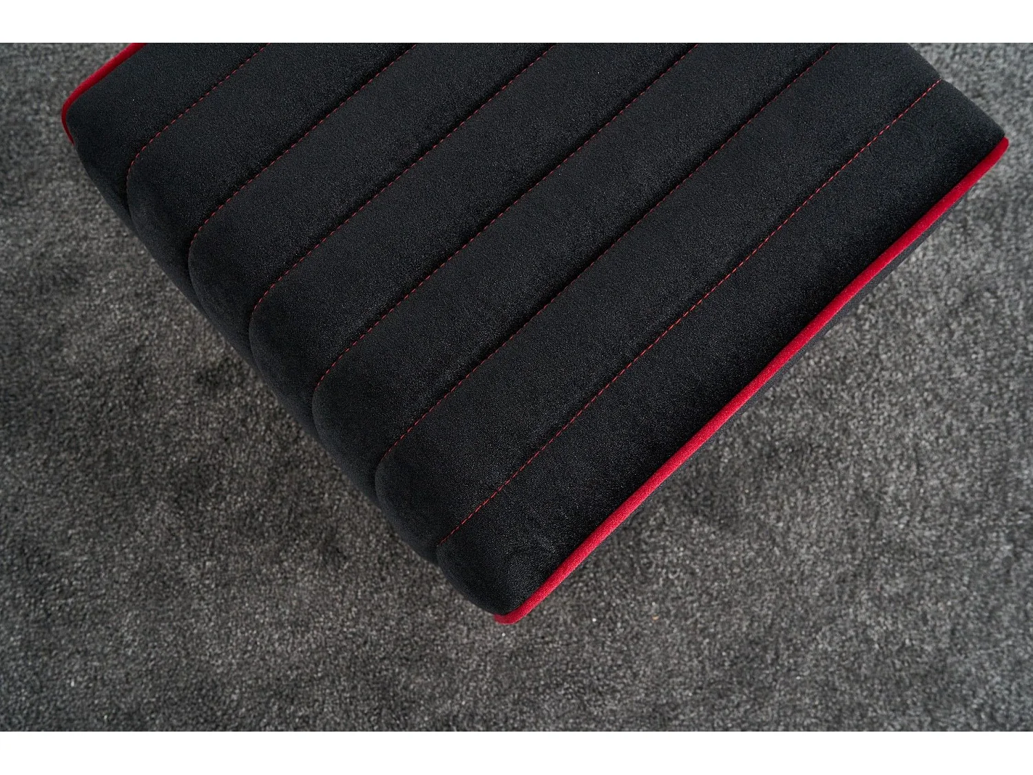 Pouf Sammy 40x40cm Velours Noir bordure Rouge