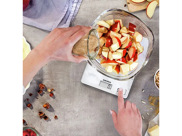 Waage wiegt digitale Lebensmittel