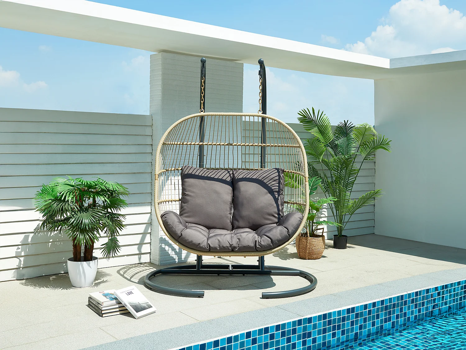Hangfauteuil voor 2 personen van gevlochten hars - Licht naturel met antracietgrijs kussen - LISSANDRA van MYLIA