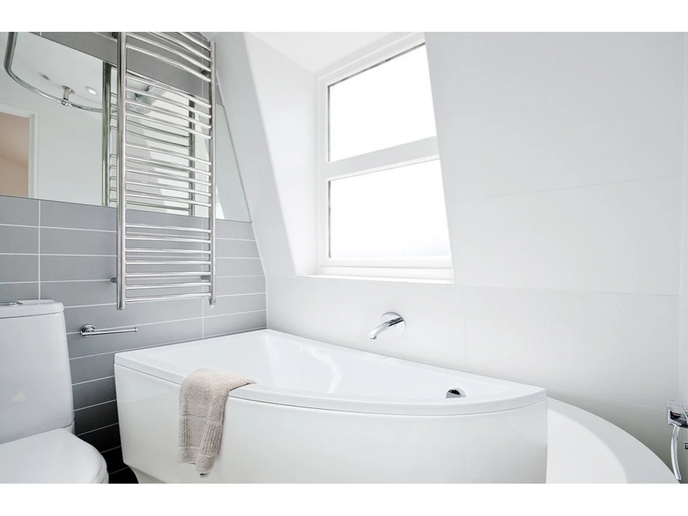 Baignoire d'angle ORIEGA 150 cm gauche avec tablier et appui tête