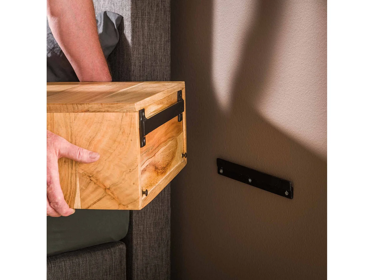 Table de chevet murale en bois massif - CH18044