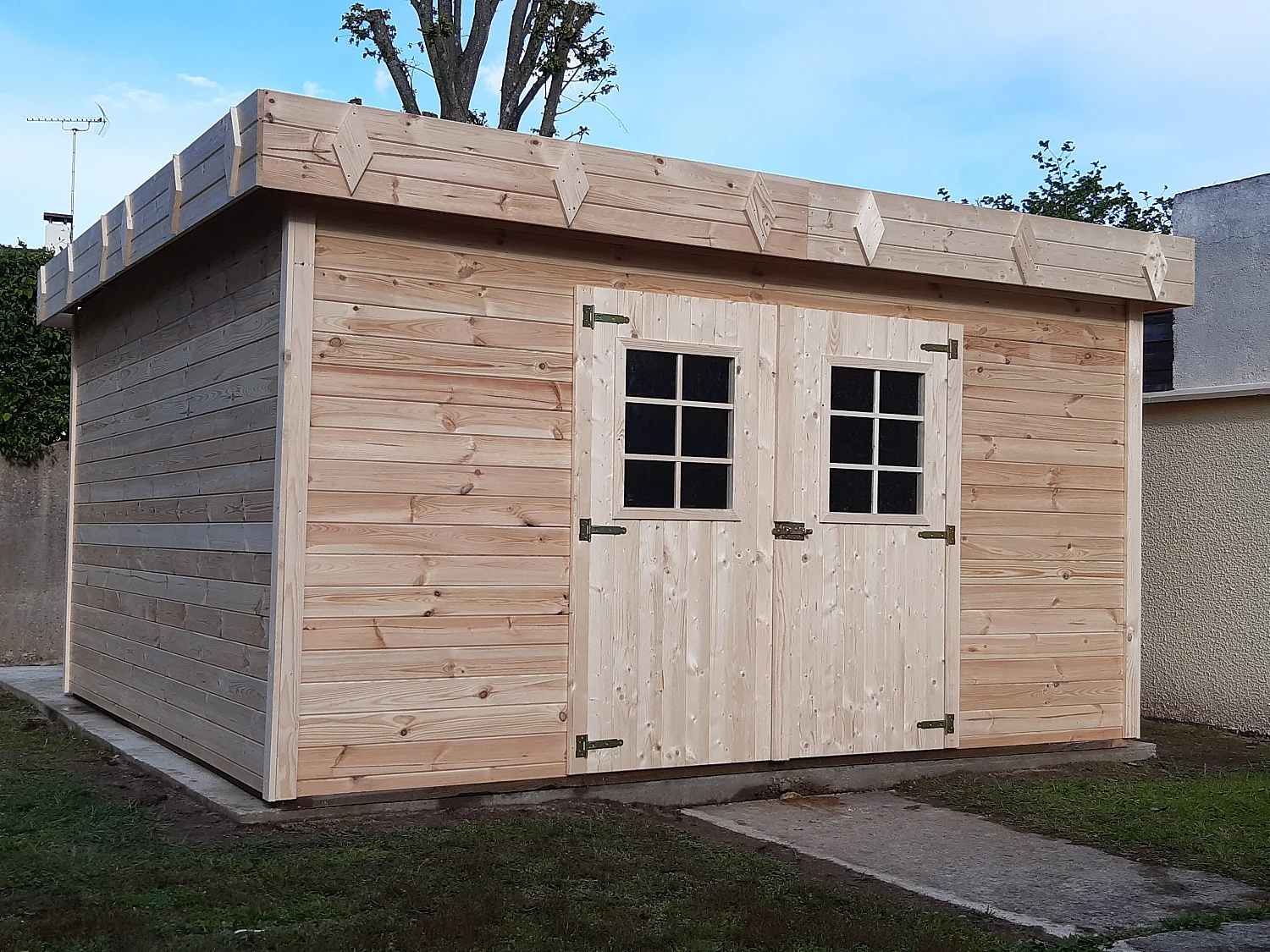 Habrita Abri madriers massifs 28 mm toit plat avec bac acier - kmp4040.02