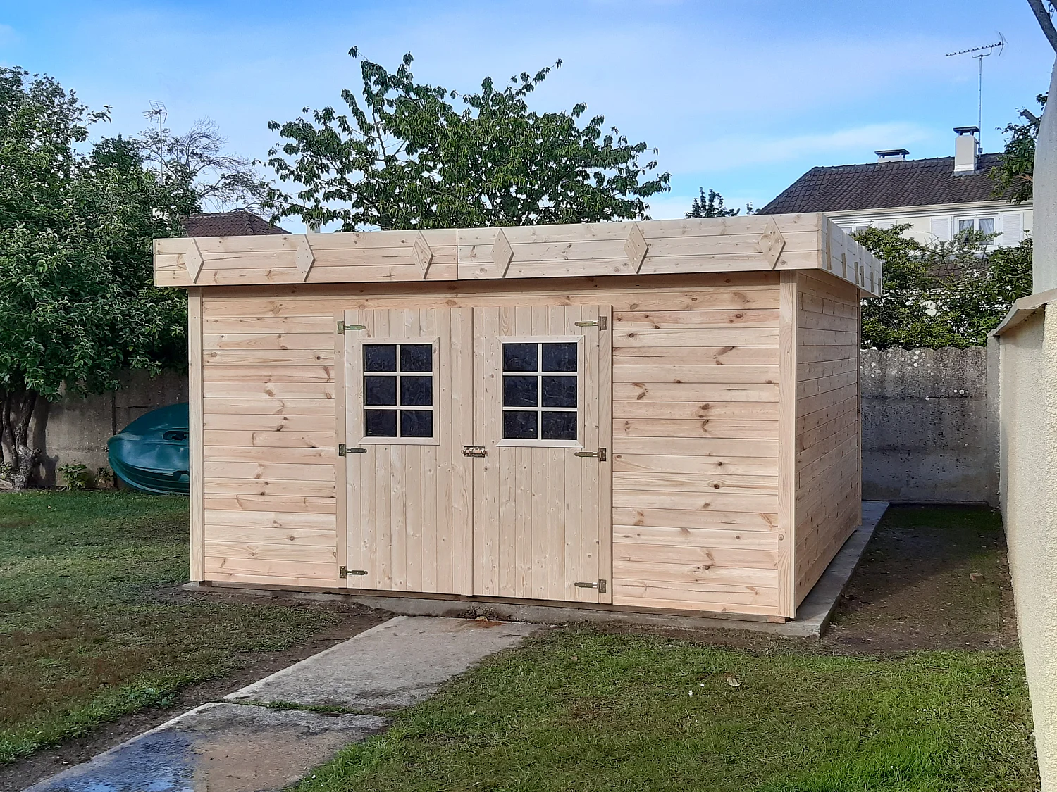 Habrita Abri madriers massifs 28 mm toit plat avec bac acier - kmp4040.02