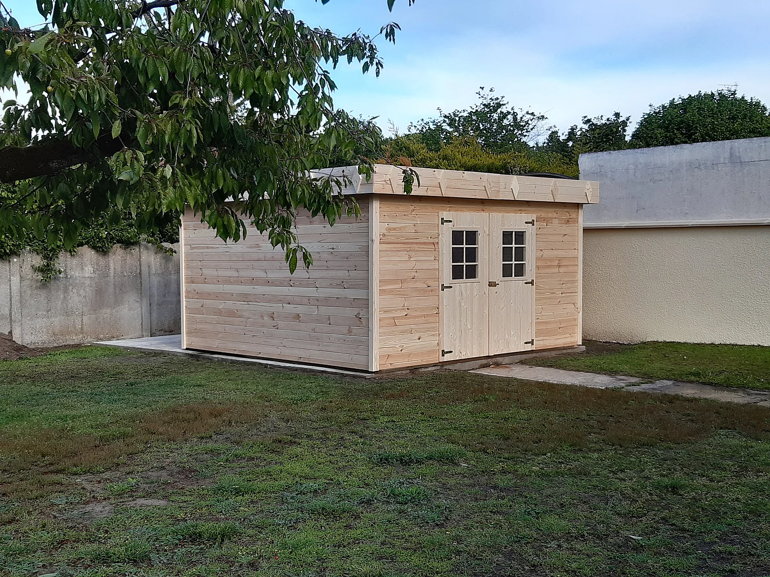 Habrita Abri madriers massifs 28 mm toit plat avec bac acier - kmp4040.02