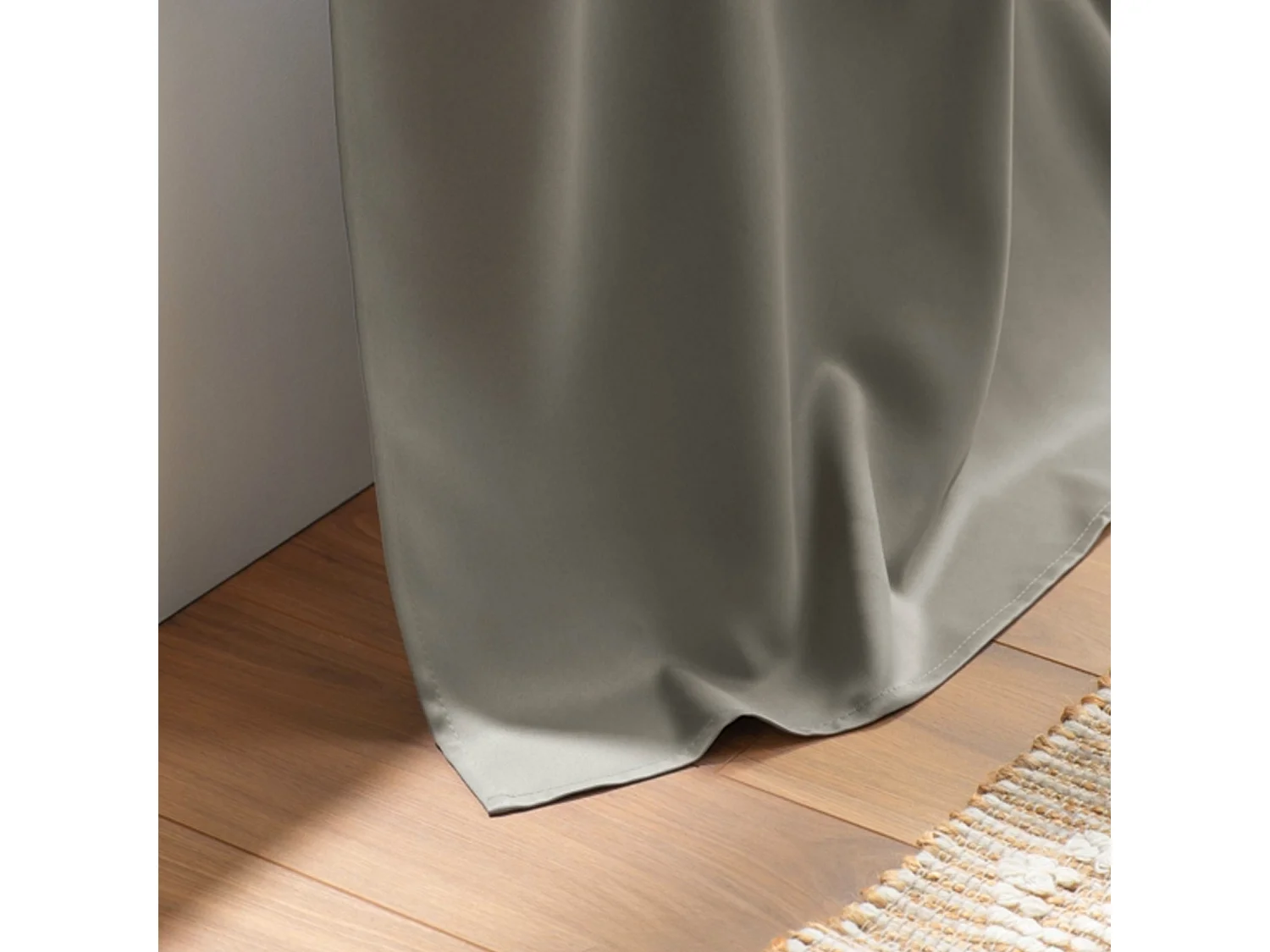 Cortina opaca lisa con ollaos 135 x 240 cm