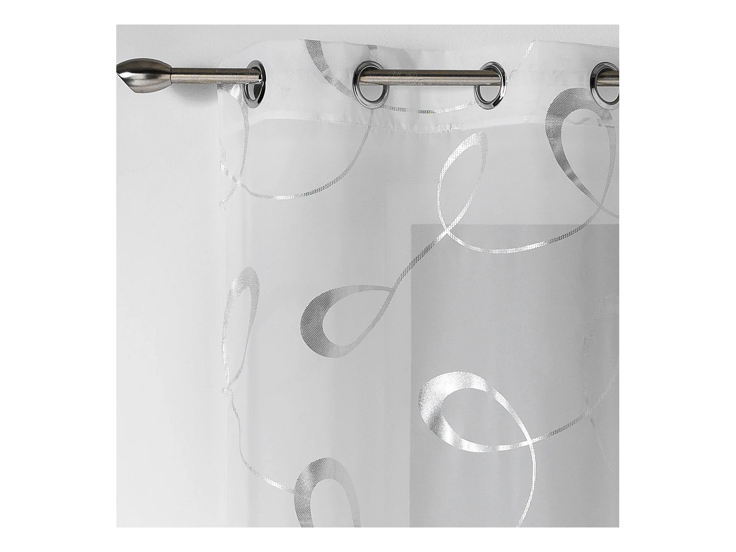 Lichtdurchlässiger Vorhang mit silbernen Drucken