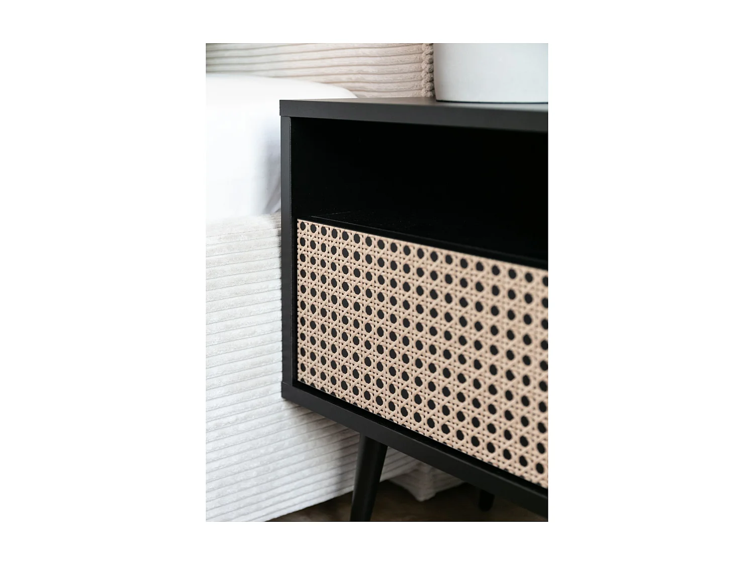 Comodino con cassetto Intreccio viennese su gambe nere - Bello