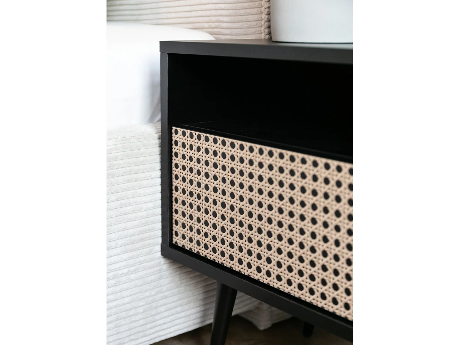 Comodino con cassetto Intreccio viennese su gambe nere - Bello