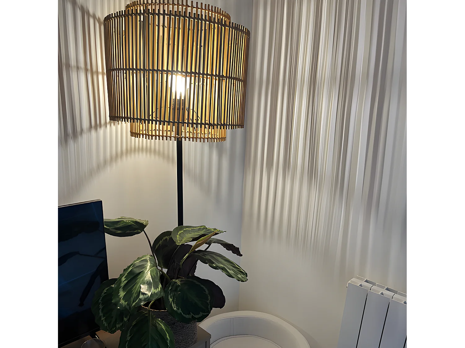 Candeeiro de pé étnico em bambu e metal cor preto de D.40 x A.157,5 cm - PARANA