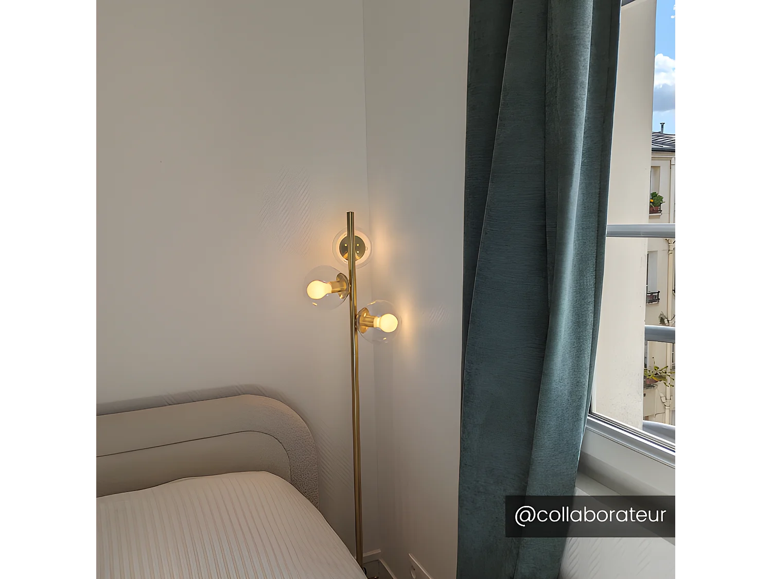 Candeeiro de pé em latão escovado com 3 globos de vidro - C. 32 x A. 148 cm - Dourado - YUKON