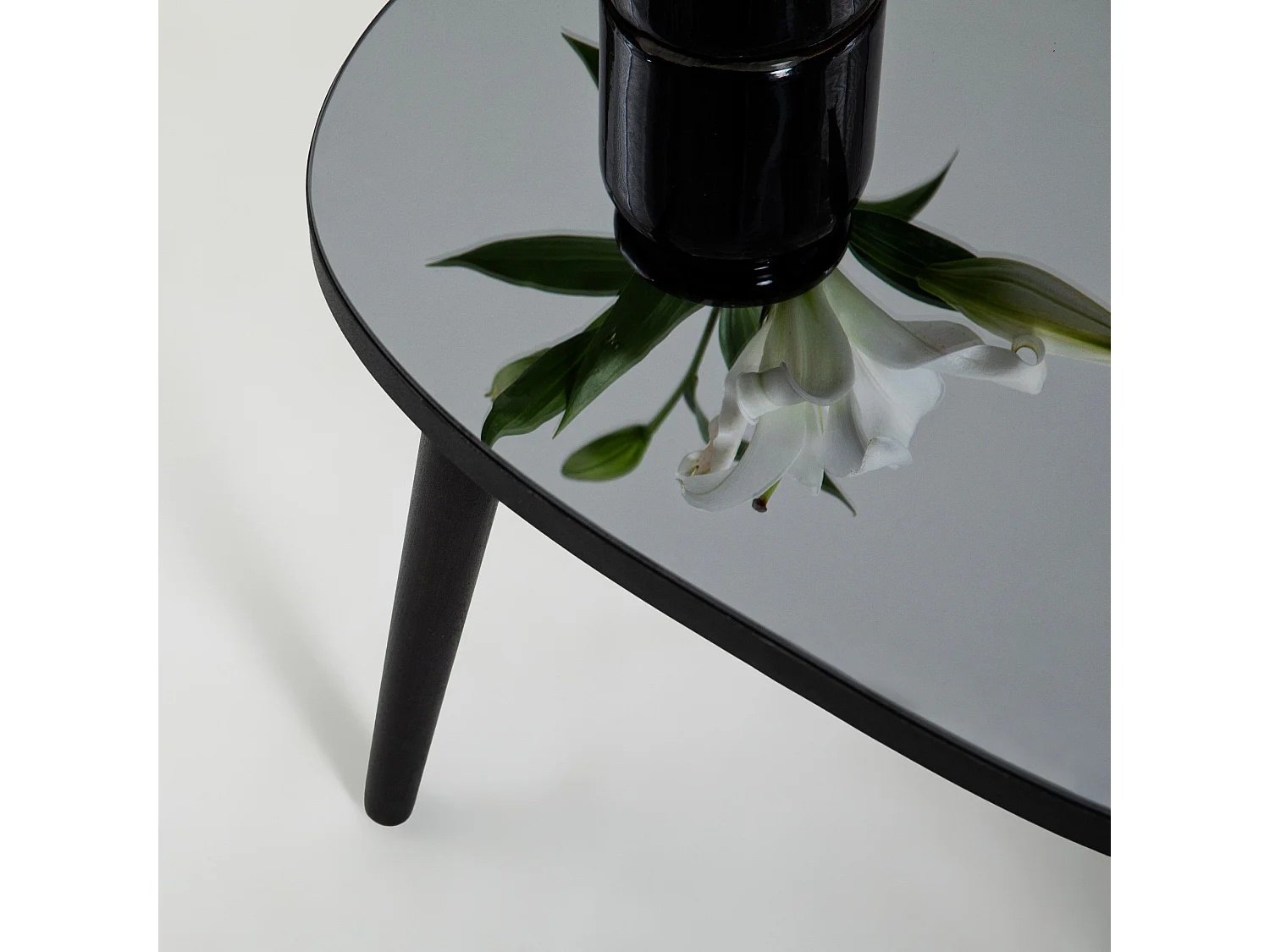 Table basse trépied ovale Casina 55x75cm Bois Noir et Verre trompé Miroir fumé