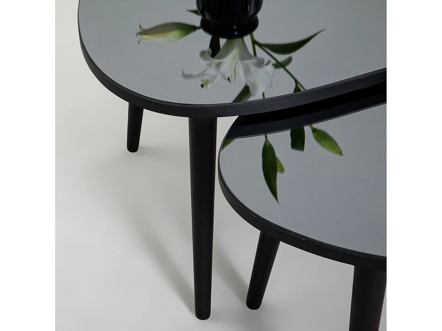 Set de 2 tables basses trépied ovale gigognes Casina Bois Noir et Verre trompé Miroir fumé