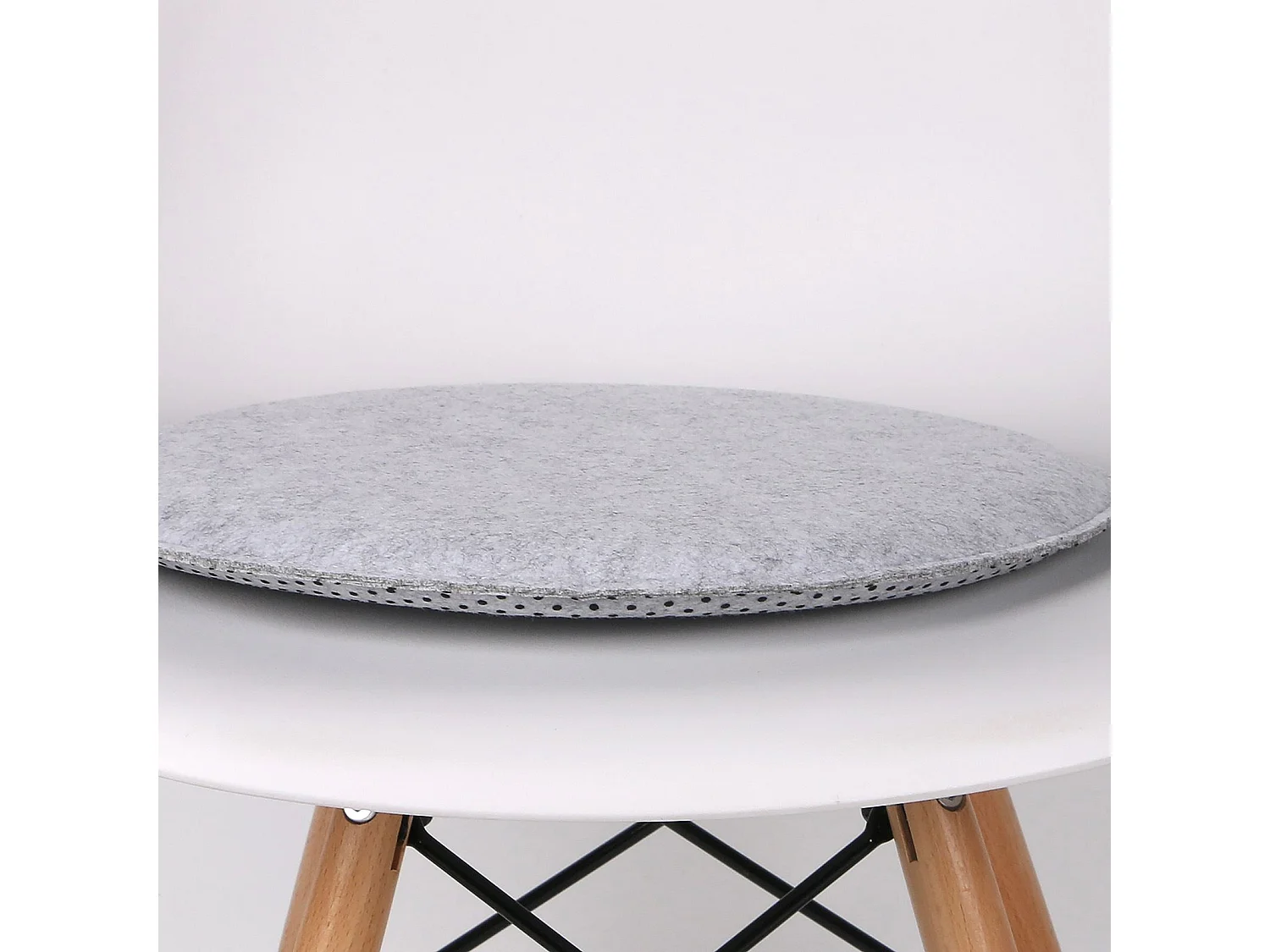 Lot de 4 coussins d'assise LESLIE, galettes de chaises en feutre gris de format rond avec picots antidérapants en caoutchouc