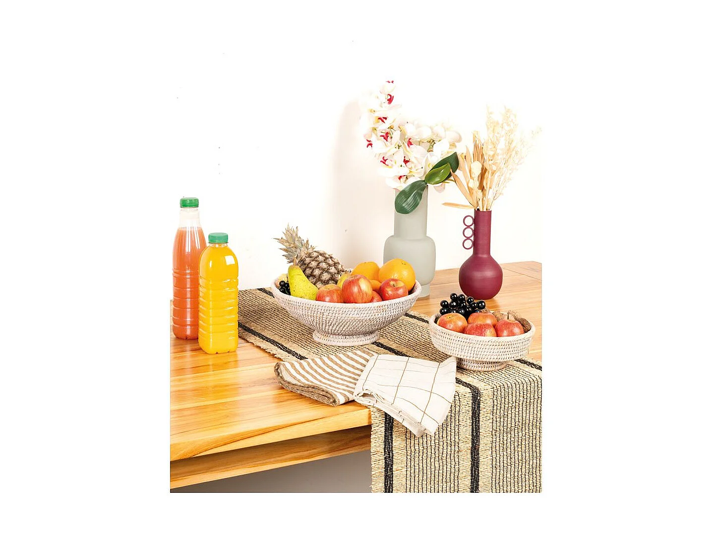 Corbeille sur pied en rotin blanc