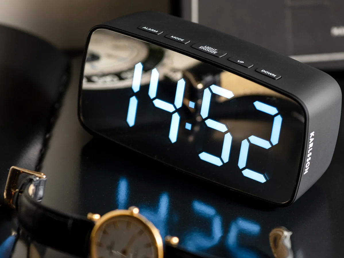 Despertador ovalado de plata en ABS