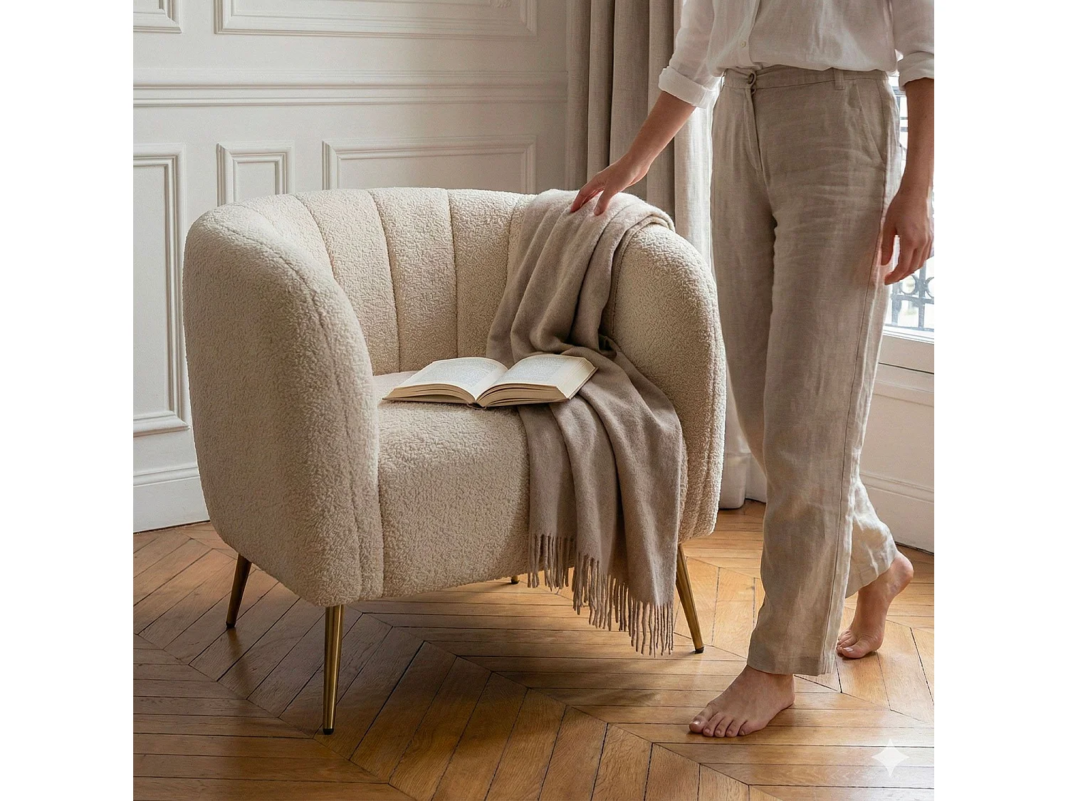Fauteuil moderne Bombaro pieds métal doré et Tissu bouclette Beige
