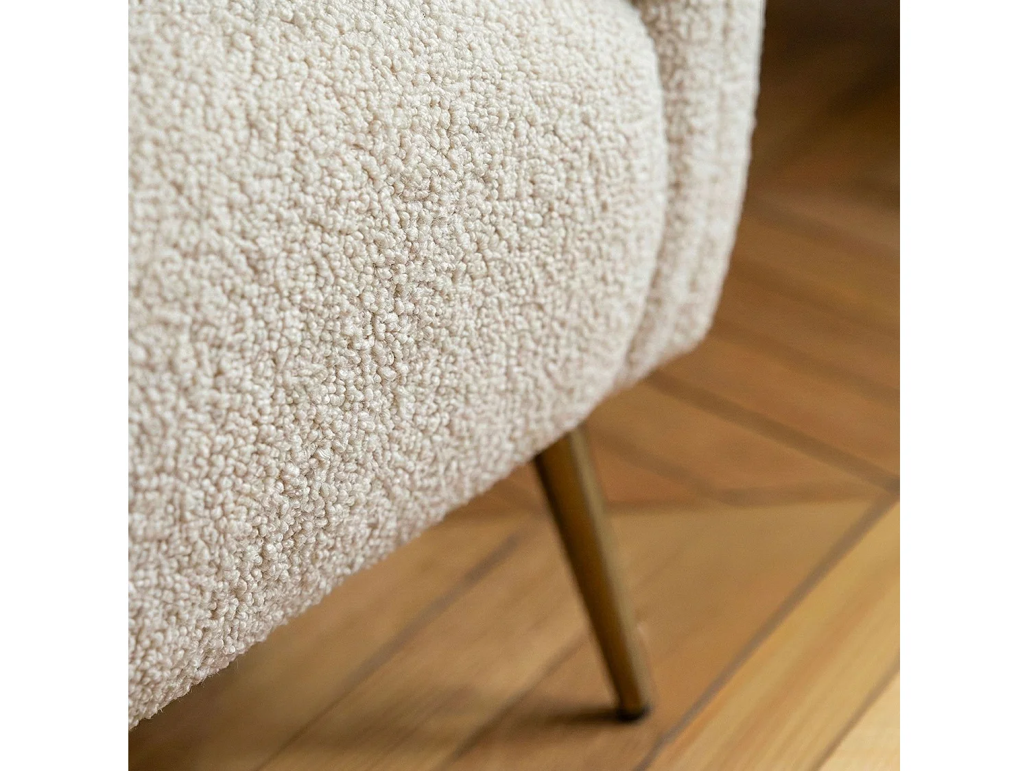 Fauteuil moderne Bombaro pieds métal doré et Tissu bouclette Beige