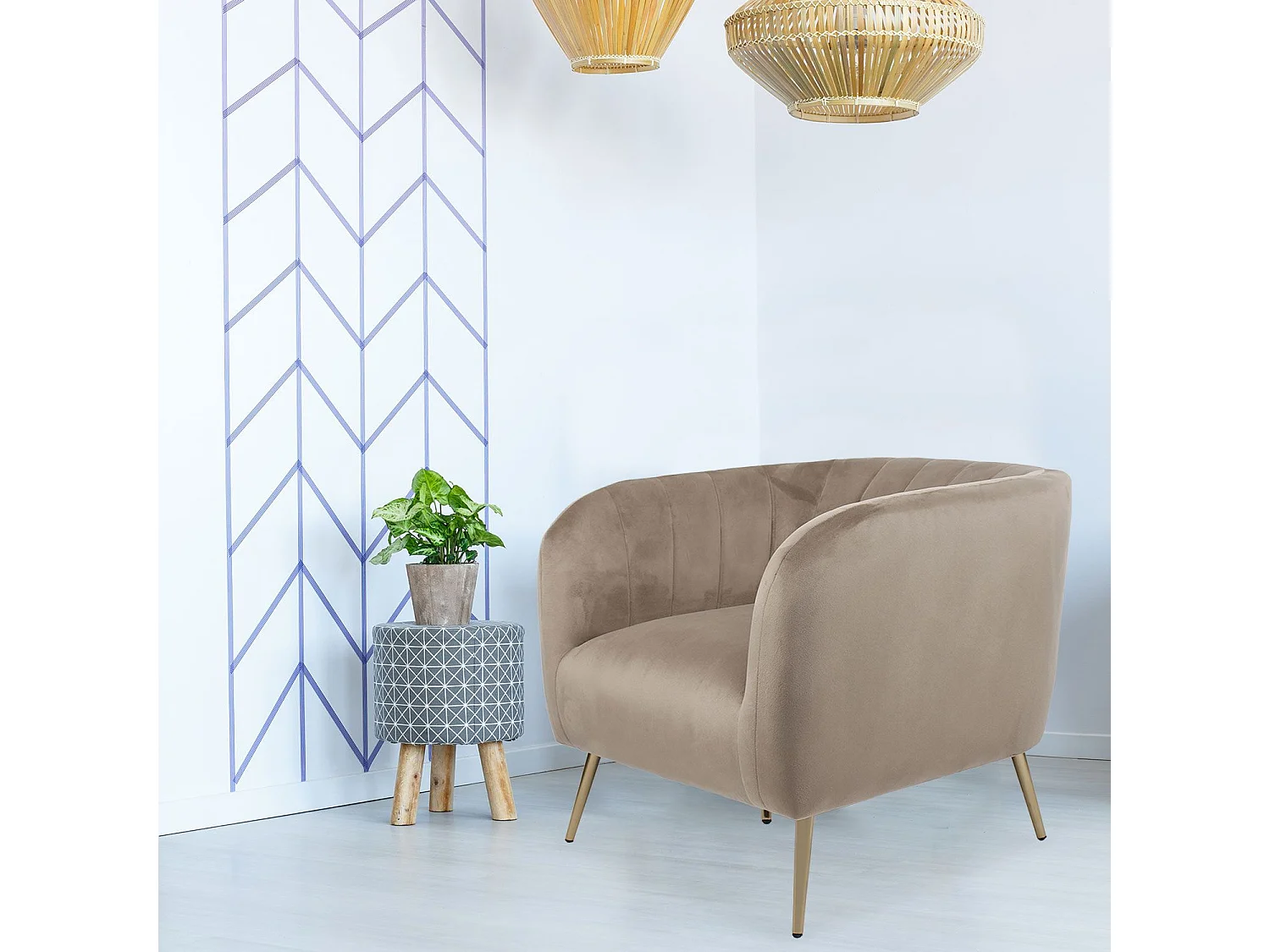 Fauteuil moderne Bombaro pieds métal doré et Velours Taupe