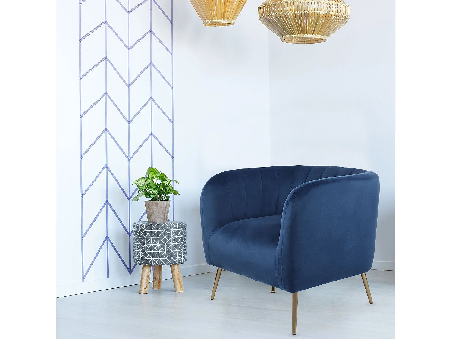 Fauteuil moderne Bombaro pieds métal doré et Velours Bleu