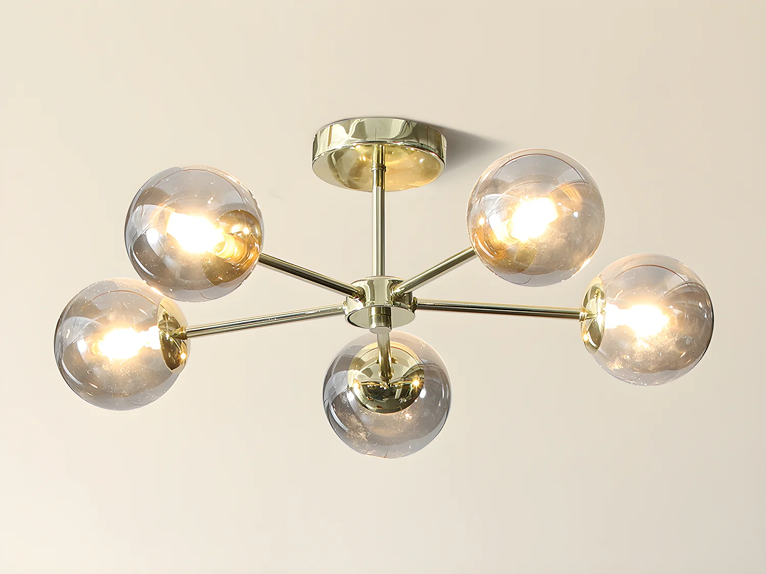 Candeeiro de teto em metal e vidro fumado brilhante 5 globos, D58,5 x A21 cm dourado - SOFIA