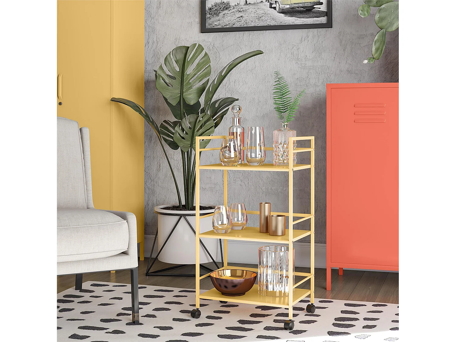 Cache | Chariot à roulettes en métal jaune